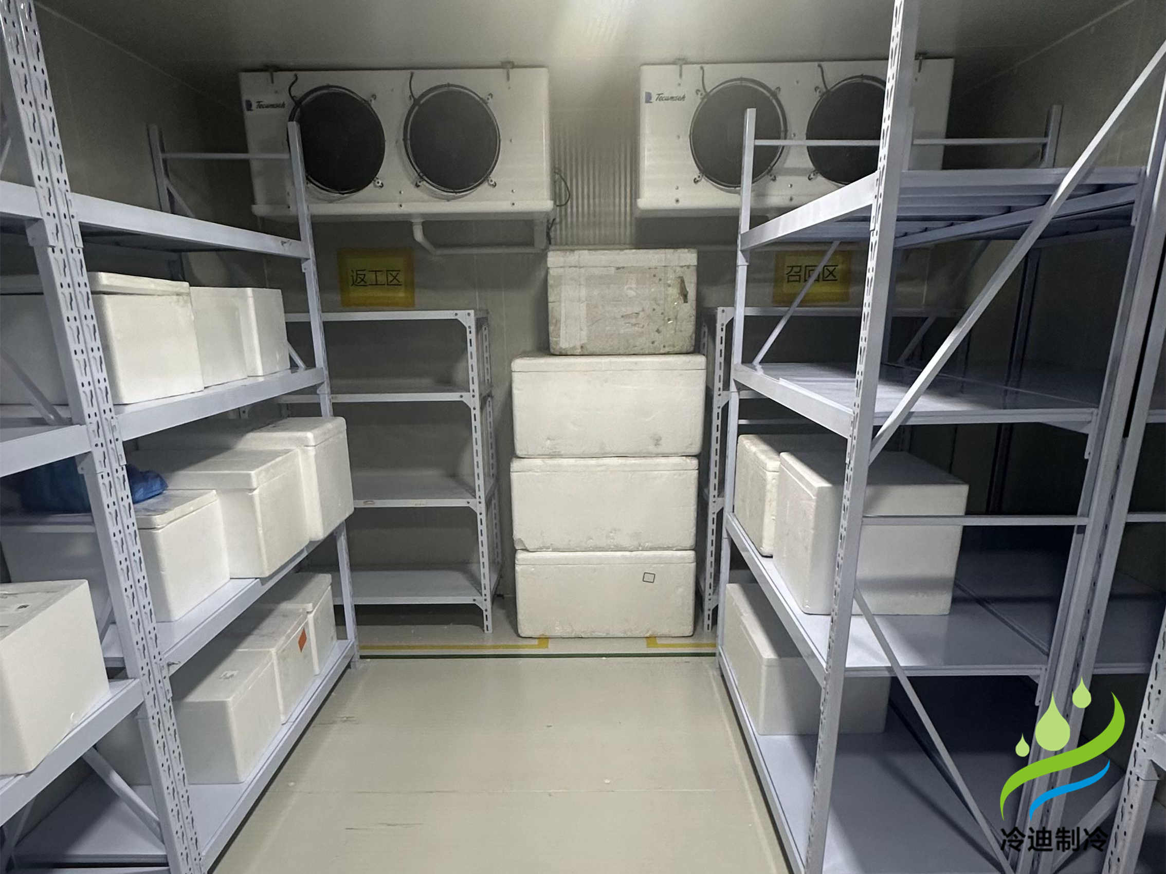 花3萬元可以建造20-30平方的果蔬保鮮冷庫，10-20平方的-18℃冷凍庫，10-30平方的食品恒溫冷庫，20立方標準醫藥冷庫。配置采用六面體設計，聚氨酯保溫板搭建庫體，內置吊頂式冷風機，搭配艾默生谷輪機組，新亞洲智能節能電控箱，手動半埋門，搭配風幕機，此類配置是比較常見，也是較為穩定的，小型冷庫可以訂制移動款，集裝箱或活動式，全國乃至國外均可發貨。